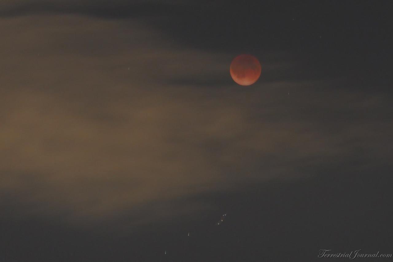 At one point, a small cloud passed over the eclipsed Moon, almost during the peak of the eclipse.