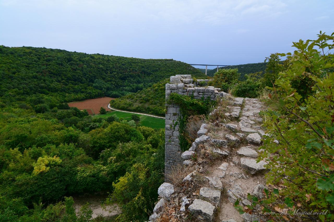 Dvigrad's walls